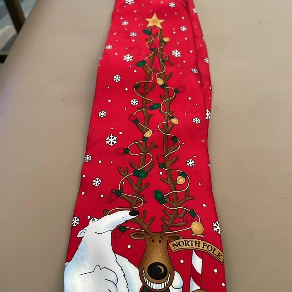 Xmas tie NWT. Yule time greetings. 100 % silk. Great to put away as a gift